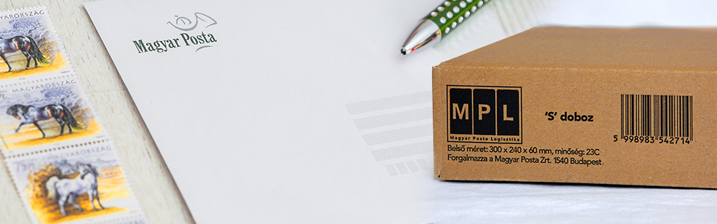 A képen egy boríték, bélyegek és egy ML-es doboz látható