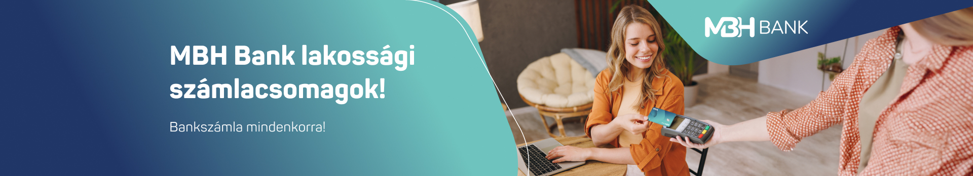 A képen egy laptopon dolgozó lány egy bankkártyával fizet egy másik hölgynek