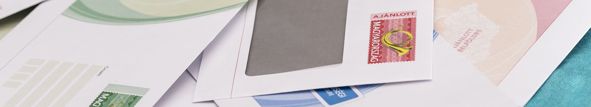 A képen bélyeggel előre ellátott, postakész borítékok láthatóak.